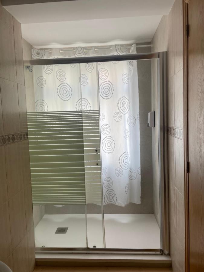 Hostal Maria Elche Eksteriør bilde A modern armoire