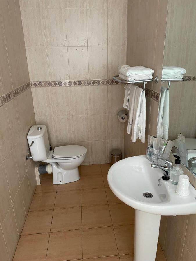Hostal Maria Elche Eksteriør bilde Bathroom in a hotel
