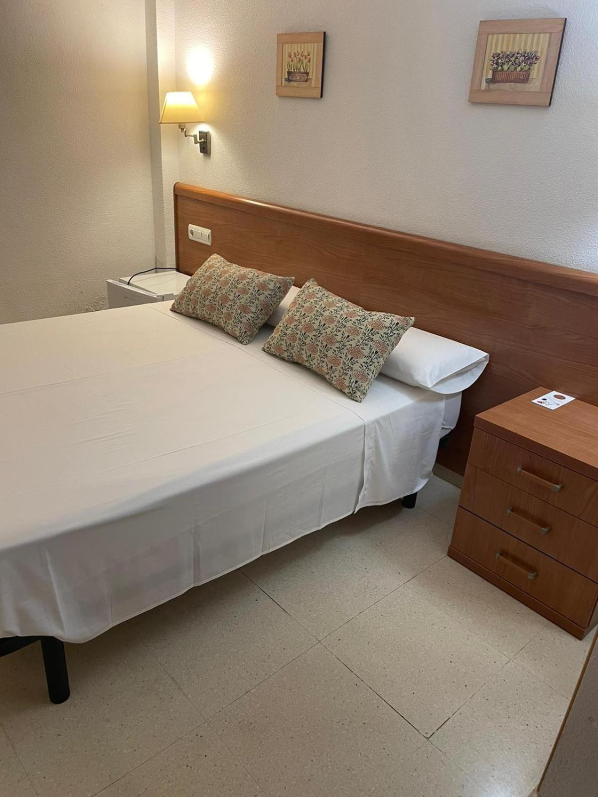 Hostal Maria Elche Eksteriør bilde A bed with a mattress